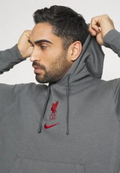 Nike Performance LIVERPOOL FC CLUB HOODIE - Sweatshirt - Smoke Grey/tough Red -Modekleidung 0efd05f42b5c4a7ab606e976477c56d0
