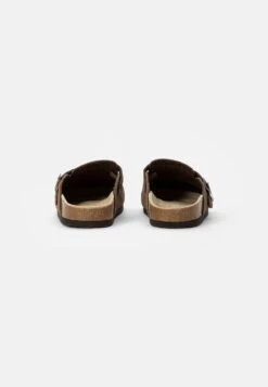 Pier One LEATHER UNISEX - Clogs - Brown -Modekleidung 18a09b6c3e71439784e427988b058842
