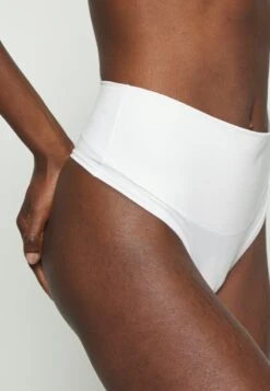 Spanx COTTON COMFORT THONG - String - White 12 Spanx COTTON COMFORT THONG - String - White -Modekleidung 45d6754fcd2a476688f498cd73a16137