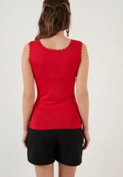 LELA SQUARE NECK LACE DETAILED ATHLETE - Top - Red 10 LELA SQUARE NECK LACE DETAILED ATHLETE - Top - Red -Modekleidung 48f446757057447b987d13f9843dbd2d