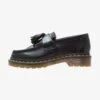 Dr. Martens ADRIAN - Slipper - Black 1 Dr. Martens ADRIAN - Slipper - Black -Modekleidung 4f78f0f6f950473484fe5c0fd21eec5b