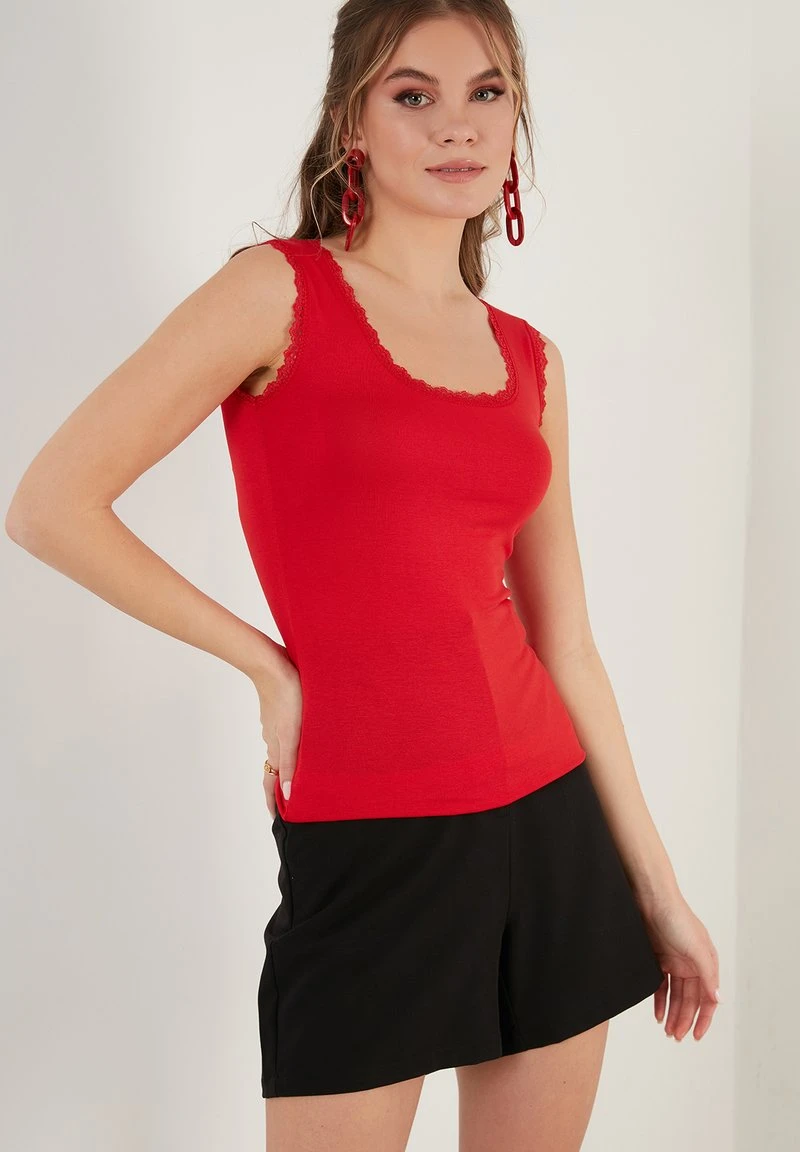 LELA SQUARE NECK LACE DETAILED ATHLETE - Top - Red 3 LELA SQUARE NECK LACE DETAILED ATHLETE - Top - Red