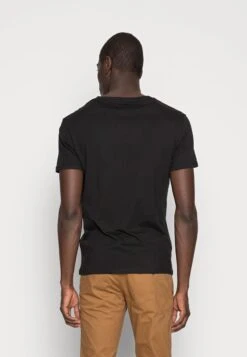 Pier One 5 PACK - T-Shirt Basic - White/blue/black -Modekleidung 577e250ad0624377b57eabcac8149891