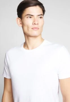 Pier One 2 PACK - T-Shirt Basic - White/dark Blue -Modekleidung 5d6a04d994e343d2903cc2c1666bad4b