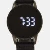 Pier One Digitaluhr - Black -Modekleidung 650f6ba036ce44c0891640750dd898ae