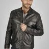 Bugatti MIT STEHKRAGEN UND DRUCKKNOPFRIEGEL - Lederjacke - Schwarz -Modekleidung 6a2726c203534f0896f3940d5f4c7fad