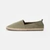 Pier One RENA ESPADRILLE UNISEX - Espadrille - Olive -Modekleidung 72c058eac6254d3ca7dfcd64895f6fd7