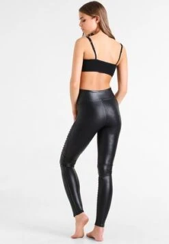 Spanx FAUX LEATHER MOTO LEGGINGS - Leggings - Strümpfe - Black -Modekleidung 79cdb553bc064248aacba2c1e21ccd42