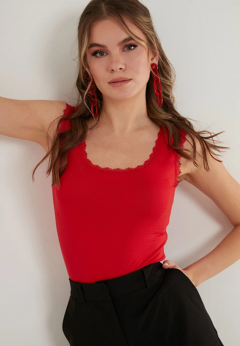 LELA SQUARE NECK LACE DETAILED ATHLETE - Top - Red 7 LELA SQUARE NECK LACE DETAILED ATHLETE - Top - Red – Bild 5