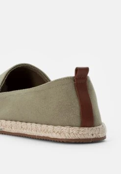 Pier One RENA ESPADRILLE UNISEX - Espadrille - Olive -Modekleidung 8b1ef3dce9d344a08d816af96a53324d