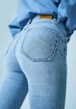 Stradivarius PUSH-UP - Jeans Skinny Fit - Light Blue Denim -Modekleidung 8e03f81d4a714dfbb9b298fd43a7d6a9