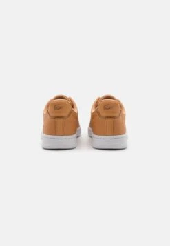 Lacoste CARNABY PRO - Sneaker Low - Tan/white -Modekleidung ad5d6b0692cc43f8890a158e9d39eeb6