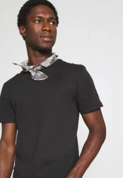 Pier One 3 PACK - T-Shirt Basic - Black/mottled Dark Grey/bordeaux -Modekleidung ae9b9691c10949c5b4edc17929f8c13a