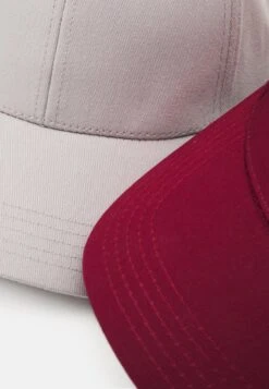 Pier One UNISEX 2 PACK - Cap - Light Grey/berry -Modekleidung db52e4bec20b4e21a2d423baba99be86