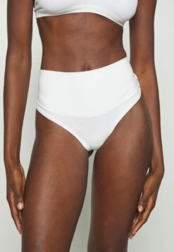Spanx COTTON COMFORT THONG - String - White 13 Spanx COTTON COMFORT THONG - String - White -Modekleidung f5c6155e43aa4edbaccc368b691123cc 1