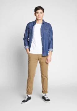 Modekleidung -Modekleidung fc0637525aa84c67b66ae9c9991233d8